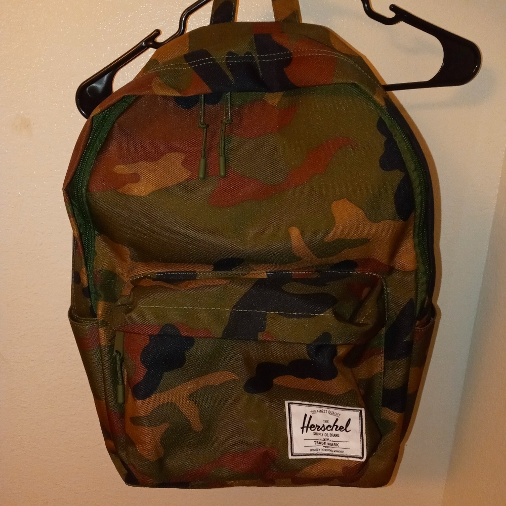 Herschel classic XL back pack in camouflage
